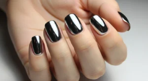 Short chrome nails with clean and practical everyday look