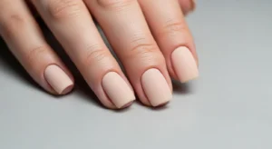 beige minimal short nails