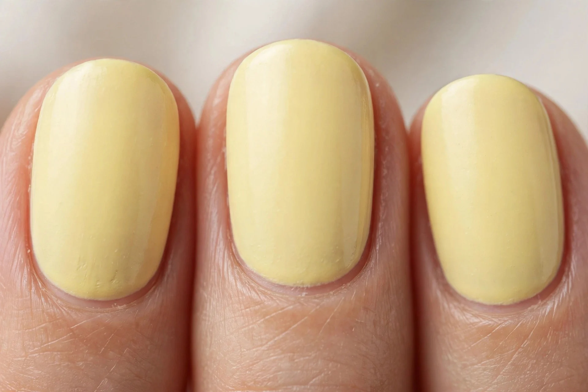 Butter yellow pastel polish, short oval