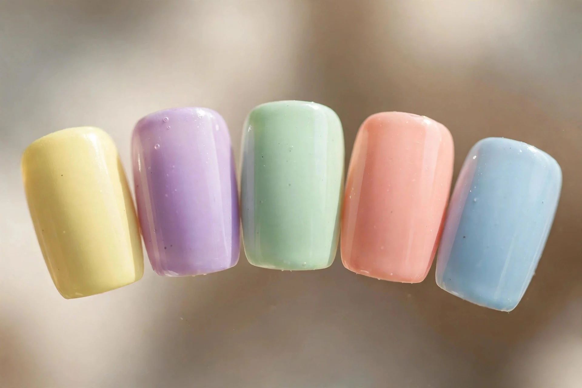 Five nails in different pastel shades, short square nails
