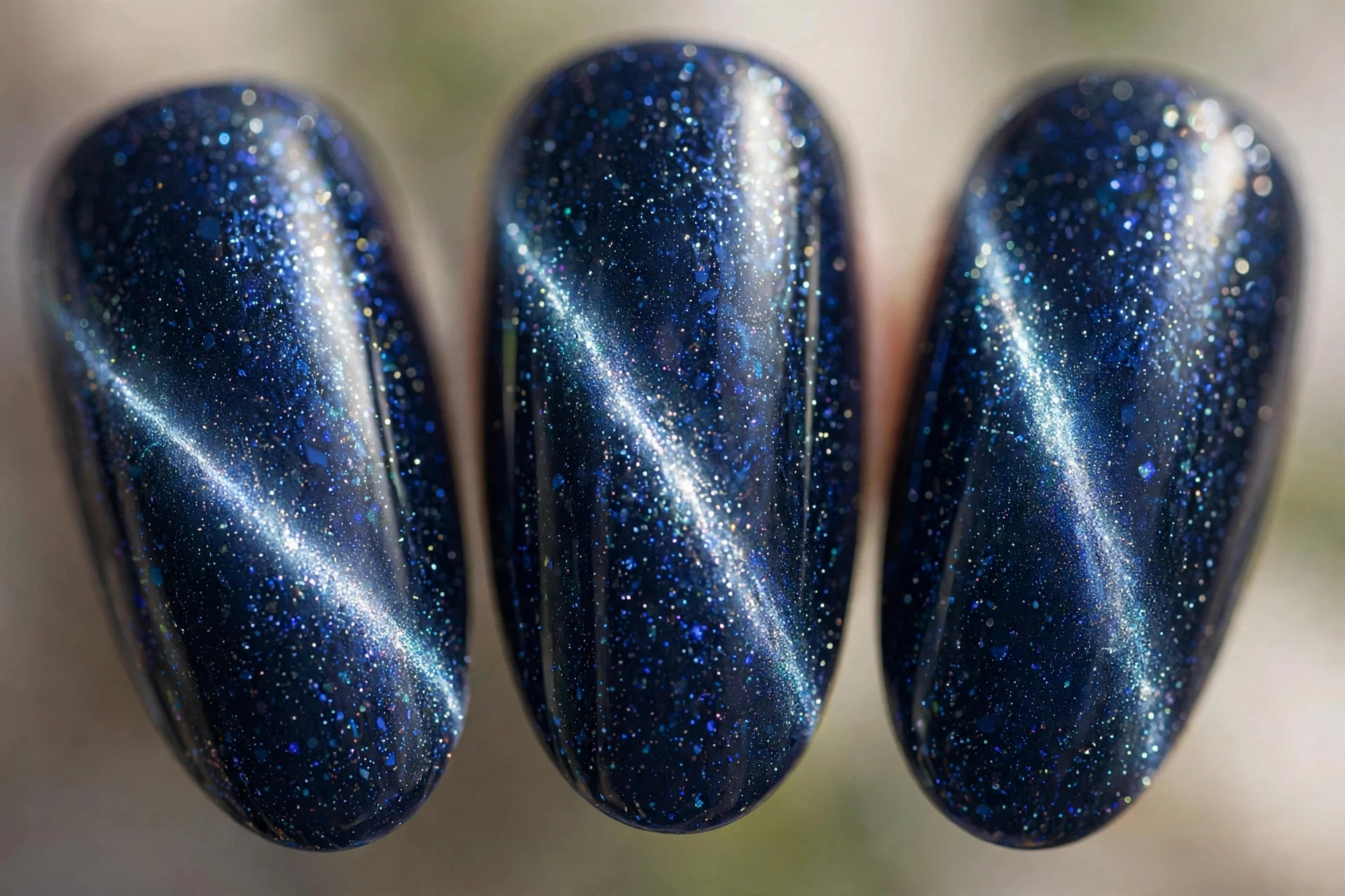 Midnight blue magnetic cat-eye with light band, almond nails