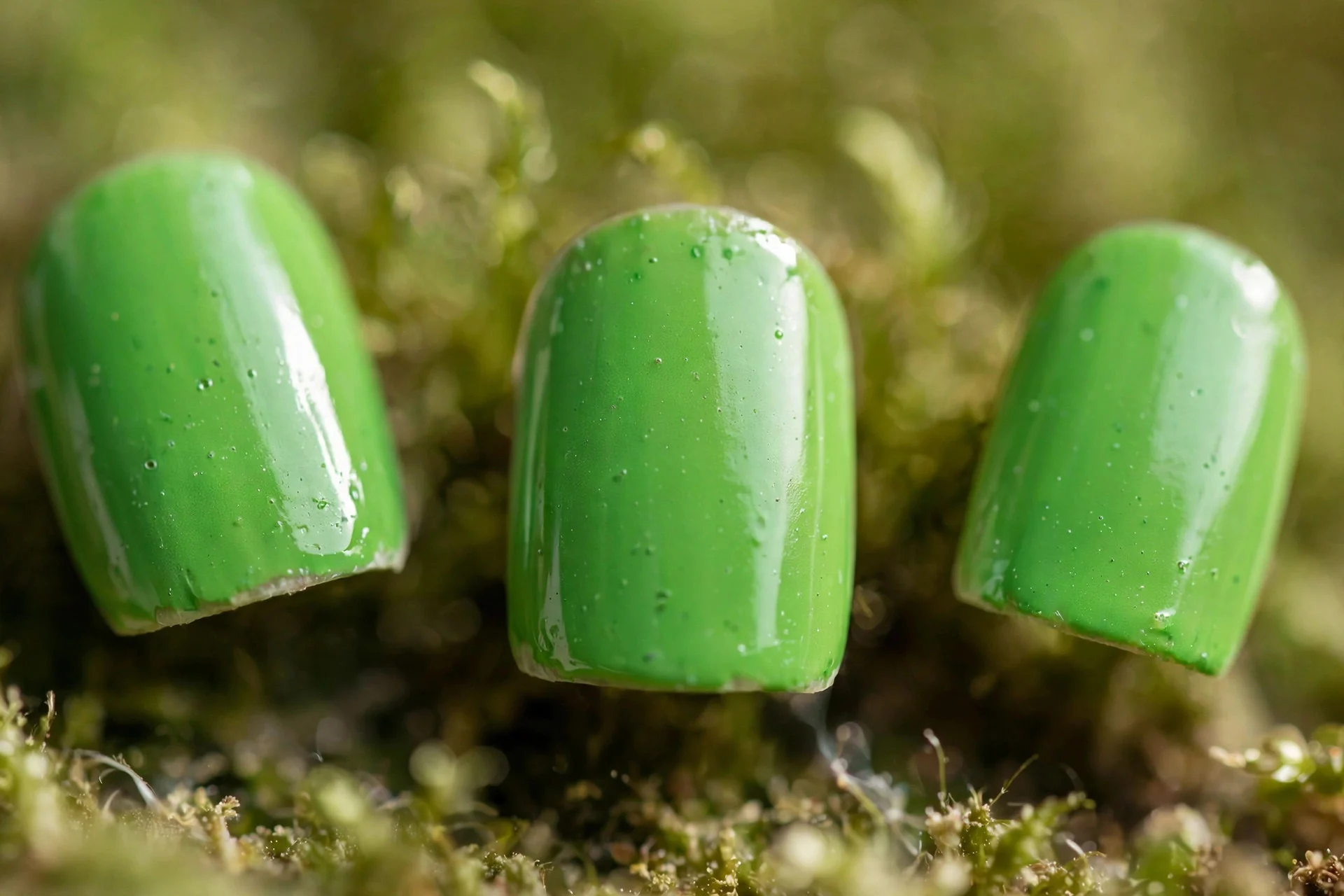 Bright grass green polish, short square nails